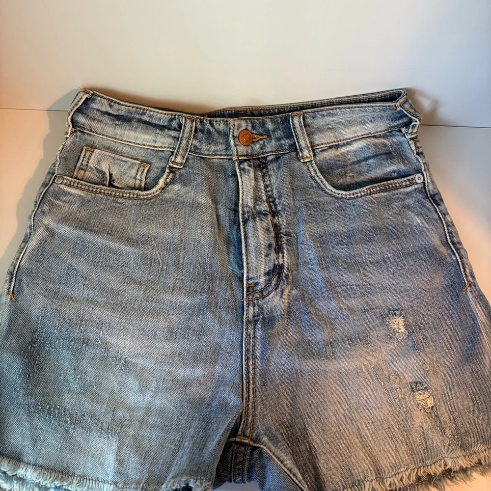 Pilcro Classic Distressed Women's Denim Shorts - Light Blue - Picture 2 of 5